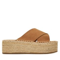 Klapki DeeZee. Brązowe klapki damskie DeeZee, bez wzorów, bez obcasa, bez zapięcia. Za 159.99 zł.