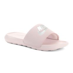 Klapki damskie Nike Victori One Slide. Czerwone klapki damskie Nike, bez wzorów, bez obcasa, bez zapięcia. Za 189.00 zł.