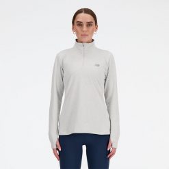Bluza damska New Balance WT41150AHH – szara. Szare bluzy damskie New Balance, m, bez wzorów, z materiału, eleganckie, bez ramiączek, bez kaptura. Za 249.99 zł.