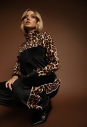 Czarny Welurowy Komplet Dresowy Spodnie i Bluza z Panterkowym Printem Koratess. Czarne bluzy damskie Renee, m, bez wzorów, z dresówki, klasyczne, bez ramiączek, bez kaptura. Za 79.99 zł.