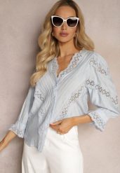 Jasnoniebieska Koszula z Wiskozy z Rękawami 7/8 Ozdobiona Koronką i Falbankami przy Mankietach Waerata. Niebieskie koszule damskie Renee, l, bez wzorów, z koronki, bez kołnierzyka, bez ramiączek. Za 139.99 zł.