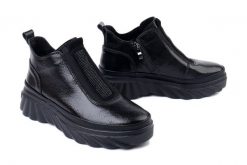 FILIPPO DBT7426/25 BK czarny, botki damskie. Czarne botki damskie Filippo, bez wzorów, z polaru, bez obcasa, bez zapięcia. Za 254.90 zł.