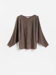 Sweter z kimonowym rękawem - brązowy. Brązowe swetry nierozpinane damskie Reserved, l, bez wzorów, z dzianiny, bez kołnierzyka, bez ramiączek. Za 99.99 zł.
