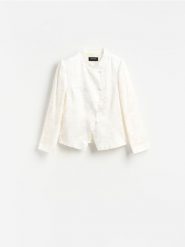 Marynarka z wiskozy - złamana biel. Marynarki i żakiety damskie Reserved, bez wzorów, z wiskozy, bez kołnierzyka, bez ramiączek. Za 229.99 zł.