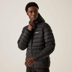 Kurtka turystyczna pikowana męska z kapturem Marizion. Czarne kurtki męskie Regatta, m, bez wzorów, z poliamidu, eleganckie, z kapturem. W wyprzedaży za 320.00 zł.