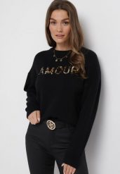 Czarny Sweter z Napisem Amour i Okrągłym Dekoltem Satrise. Czarne swetry nierozpinane damskie Born2be, bez wzorów, z dzianiny, eleganckie, bez kołnierzyka, bez ramiączek. Za 84.99 zł.
