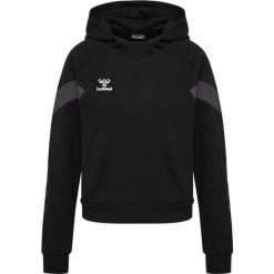 Bluza z kapturem dla kobiet Hummel Travel. Czarne bluzy damskie Hummel, bez wzorów, sportowe, bez ramiączek, z kapturem. Za 236.50 zł.