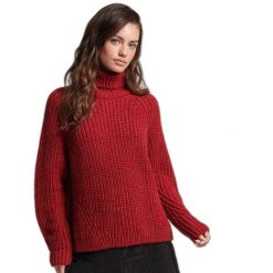 Damski luźny sweter z golfem z przeszyciami Superdry. Czerwone swetry nierozpinane damskie Superdry, na zimę, bez wzorów, bez kołnierzyka, bez ramiączek. Za 297.50 zł.