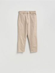 Jeansy mom fit - beżowy. Brązowe jeansy damskie Reserved, bez wzorów, z bawełny. Za 129.99 zł.