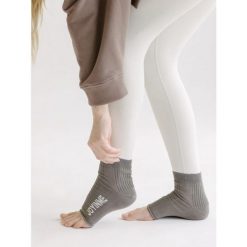 Skarpetki Joy in me On/Off the mat socks - Taupe Brown. Brązowe skarpety męskie Joy in me, bez wzorów. Za 34.99 zł.