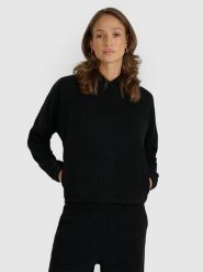 4F Bluza dresowa nierozpinana z kapturem damska - czarna S. Czarne bluzy damskie 4F, s, bez wzorów, z dresówki, bez ramiączek, z kapturem. W wyprzedaży za 49.99 zł.