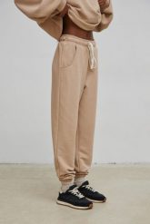 Spodnie dresowe typu jogger w kolorze CLASSIC BEIGE - DRIPS-XS. Brązowe spodnie dresowe damskie Marsala, bez wzorów, z bawełny, eleganckie, z podwyższonym stanem. W wyprzedaży za 77.97 zł.