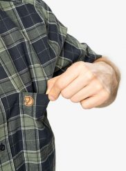 Koszula podróżnicza męska Fjallraven Ovik Travel Shirt S/S. Niebieskie koszule męskie Fjällräven, m, bez wzorów, z materiału, klasyczne, bez kołnierzyka, bez ramiączek. Za 463.20 zł.