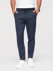 Casualowe męskie spodnie CARROT FIT z dzianiny żakardowej – granatowe V1 - Rozmiar: XXL. Niebieskie eleganckie spodnie męskie Ombre Clothing, bez wzorów, z bawełny, biznesowe. W wyprzedaży za 237.99 zł.