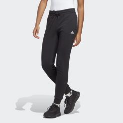 Spodnie dresowe adidas Essentials Linear French Terry Cuffed. Białe spodnie dresowe damskie Adidas, bez wzorów, z dresówki, sportowe, na fitness i siłownię. Za 199.00 zł.