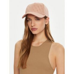Czapka z daszkiem Guess. Czerwone czapki damskie Guess, z aplikacjami. Za 119.99 zł.