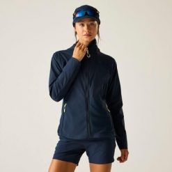 Damska kurtka softshell Nomadic Panelled Water-Repeat z kapturem. Niebieskie kurtki sportowe damskie Dare 2B, s, bez wzorów, z materiału, bez ramiączek, z kapturem, trekkingowe. Za 399.99 zł.