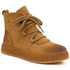 Skórzane botki damskie na grubej podeszwie camel Artiker 55C1008. Brązowe botki damskie Artiker, bez wzorów, ze skóry, bez obcasa, bez zapięcia. Za 299.99 zł.
