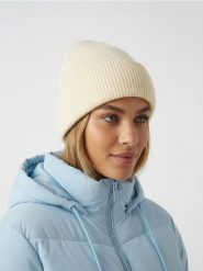 Prążkowana czapka beanie - kremowy. Białe czapki damskie Sinsay, bez wzorów, prążkowane. Za 25.99 zł.