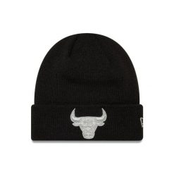 Czapka zimowa New Era NBA Chicago Bulls Metallic Black Cuff Knit Beanie 60691272. Czarne czapki męskie New Era, na zimę, bez wzorów. Za 140.30 zł.