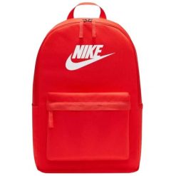 Plecak sportowo-turystyczny dla dorosłych Nike NK Heritage pojemność 20 L. Czerwone plecaki męskie Nike, bez wzorów, z materiału, sportowe. Za 139.99 zł.