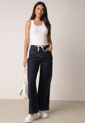 Niebieskie Bawełniane Szerokie Jeansy z Wysokim Stanem Ozdobione Wiązaniem Lilinieth. Niebieskie jeansy damskie Born2be, z aplikacjami, z bawełny, klasyczne, z podwyższonym stanem. Za 99.99 zł.