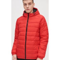 Pikowana kurtka zimowa z kapturem - Czerwony. Czerwone kurtki męskie Cropp, na zimę, l, bez wzorów, z kapturem. Za 149.99 zł.