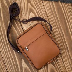 Saszetka męska skórzana na ramię koniakowa miejska Abruzzo ABR-44-CG. Szare saszetki i nerki męskie bez wzorów, ze skóry. Za 99.00 zł.