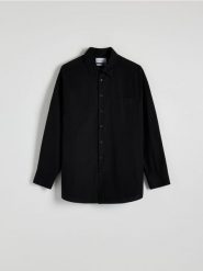 Koszula boxy z bawełny egipskiej - czarny. Czarne koszule męskie Reserved, l, bez wzorów, z bawełny, bez kołnierzyka, bez ramiączek. W wyprzedaży za 49.99 zł.