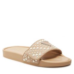 Klapki Guess. Brązowe klapki damskie Guess, z aplikacjami, bez obcasa, bez zapięcia. Za 449.99 zł.