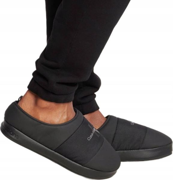 NOWE KLAPKI KAPCIE CALVIN KLEIN CZARNE UNISEX PREZENT + BOX r. 40. Czarne klapki damskie Calvin Klein, bez wzorów, bez zapięcia. Za 179.99 zł.