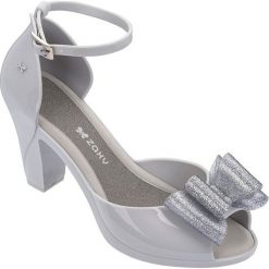 Zaxy Sandały Diva Top Sandal Fem 82442-50802 Sandały szare / srebrne (rozmiar 37). Szare sandały damskie Zaxy, bez wzorów, bez obcasa, bez zapięcia. W wyprzedaży za 160.00 zł.