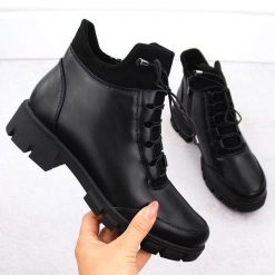 Botki damskie ocieplane czarne Jezzi RMR23123-1. Czarne botki damskie Jezzi, bez wzorów, ze skóry ekologicznej, bez obcasa, bez zapięcia. Za 95.99 zł.