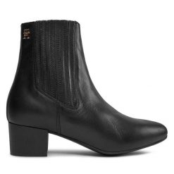 Botki Tommy Hilfiger. Czarne botki damskie Tommy Hilfiger, bez wzorów, bez obcasa, na słupku, bez zapięcia. Za 829.99 zł.