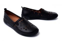MANITU 840073-01 schwarz, półbuty damskie. Czarne półbuty damskie Manitu, na lato, w ażurowe wzory, ze skóry, bez obcasa, bez zapięcia. Za 255.92 zł.