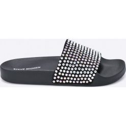 Steve Madden - Klapki. Czarne klapki damskie Steve Madden, bez wzorów, z materiału, bez obcasa, na obcasie, bez zapięcia. W wyprzedaży za 99.90 zł.