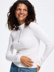 Sweter z domieszką wiskozy - kremowy. Białe swetry nierozpinane damskie Reserved, l, bez wzorów, z dzianiny, bez kołnierzyka, bez ramiączek. Za 109.99 zł.
