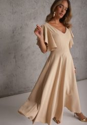 Beżowa Elegancka Sukienka Rozkloszowana Zdobiona Falbanami na Ramionach Nessaza. Brązowe sukienki damskie Renee, na imprezę, l, z aplikacjami, eleganckie, bez kołnierzyka, bez ramiączek, maxi, kopertowe. Za 299.99 zł.