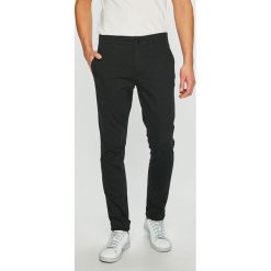 Tommy Jeans - Spodnie. Niebieskie spodnie materiałowe męskie Tommy Jeans, bez wzorów, z bawełny. W wyprzedaży za 249.90 zł.