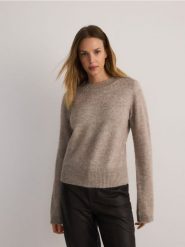 Sweter z ozdobną aplikacją - beżowy. Brązowe swetry nierozpinane damskie Reserved, l, z aplikacjami, z dzianiny, bez kołnierzyka, bez ramiączek. W wyprzedaży za 79.99 zł.