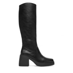 Kozaki DeeZee. Czarne kozaki damskie DeeZee, bez wzorów, bez obcasa, na słupku, bez zapięcia. Za 219.99 zł.