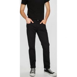 Armani Exchange - Spodnie. Czarne spodnie materiałowe męskie Armani Exchange, bez wzorów, z bawełny. W wyprzedaży za 299.90 zł.