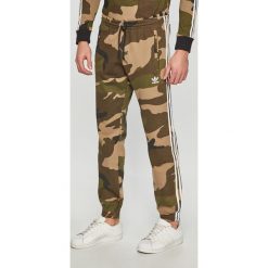 Adidas Originals - Spodnie. Spodnie materiałowe męskie adidas Originals, bez wzorów, z bawełny. W wyprzedaży za 179.90 zł.