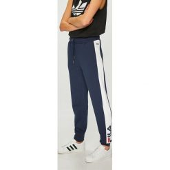 Fila - Spodnie. Niebieskie spodnie materiałowe damskie Fila, bez wzorów, z bawełny, casualowe. W wyprzedaży za 159.90 zł.