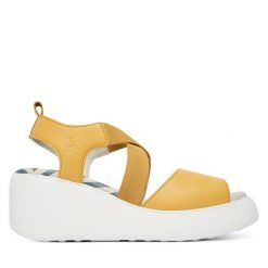 Sandały Fly London. Żółte sandały damskie Fly London, bez wzorów, bez obcasa, na koturnie, bez zapięcia. Za 547.99 zł.