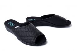 ADANEX 28811 SIK1YD czarny, klapki damskie. Czarne klapki damskie Adanex, bez wzorów, bez obcasa, bez zapięcia. Za 74.99 zł.