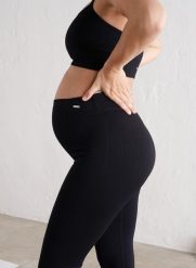 Damskie legginsy ciążowe prążkowane bezszwowe czarne. Czarne legginsy damskie Aim'n, bez wzorów, z elastanu. Za 152.40 zł.