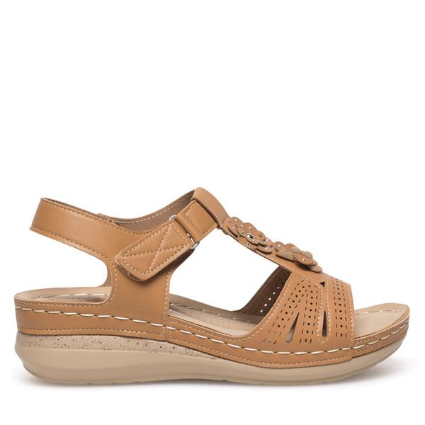 Sandały Clara Barson. Brązowe sandały damskie Clara Barson, bez wzorów, bez obcasa, na płaskiej podeszwie, bez zapięcia. Za 99.99 zł.