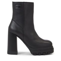 Botki Tommy Jeans. Czarne botki damskie Tommy Jeans, bez wzorów, z jeansu, bez obcasa, na słupku, bez zapięcia. Za 679.99 zł.