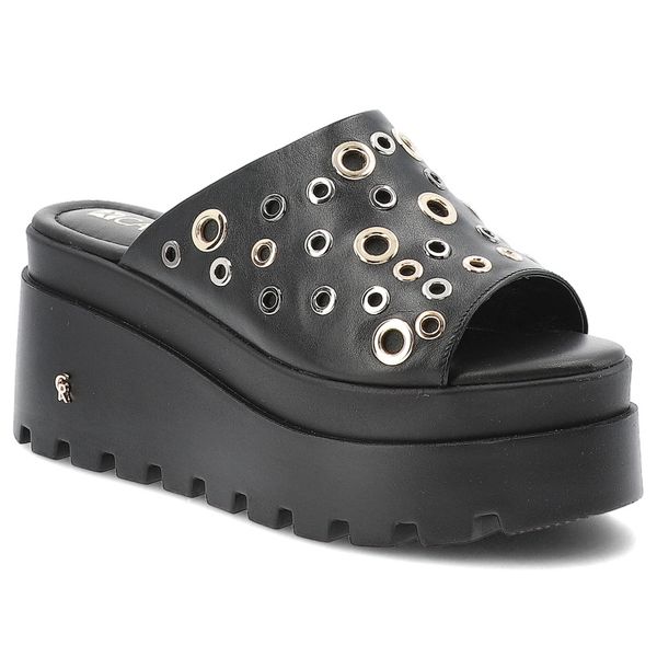 Czarne Klapki Carinii Stylowe Obuwie Damskie Na Platformie. Czarne klapki damskie Carinii, na lato, bez wzorów, ze skóry, eleganckie, bez obcasa, na platformie, bez zapięcia. Za 389.00 zł.